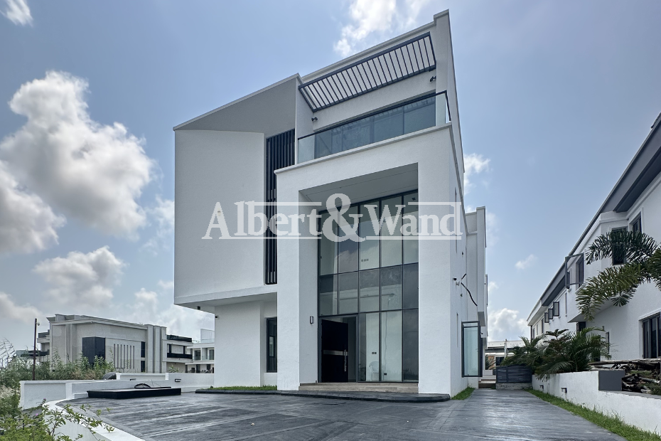 5 Bedroom Fully-Detached House